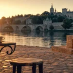 Echappées belles week end à Avignon : pont Saint-Bénézet et Palais des Papes au golden hour
