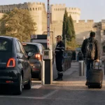 Depose minute gare avignon centre : voitures en attente près du parking