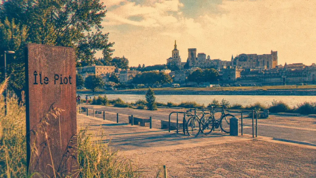Ile de la barthelasse avignon au bord du Rhône, quai et navette Piot