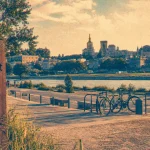 Ile de la barthelasse avignon au bord du Rhône, quai et navette Piot