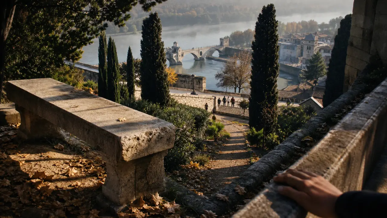 Itinéraire avignon : Rocher des Doms, banc en pierre, Rhône et pont Saint-Bénézet