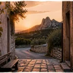 Les plus beaux villages des Alpilles : ruelle en pierre et oliveraies