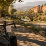 Luberon à vélo sur la voie verte du Calavon : sentier cyclable en fin d’après-midi