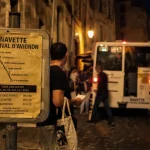 Navette festival Avignon : panneau horaires près de la gare