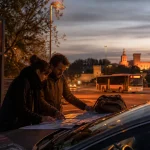 Navette festival Avignon, couple devant parking relais avec plan papier