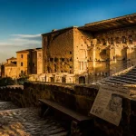 Que voir à Orange : théâtre antique et arc romain depuis une ruelle