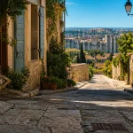 Visiter Arles ou Avignon : ruelle, remparts d’Avignon et arènes