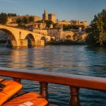 Visiter Avignon en bateau : vue du Rhône, Pont d’Avignon et Palais des Papes depuis un bateau