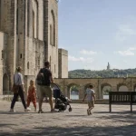 Visiter Avignon en famille : famille devant le Palais des Papes
