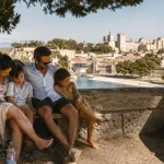 Vive les vacances en famille Avignon au Rocher des Doms, banc ombragé