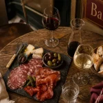 Bar Avignon : tapas et vins sur table