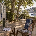 Camping festival avignon : mobil-home près du Rhône, ombragé sous les platanes