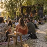 Festival idylle avignon sur l’île de la Barthelasse, festivaliers au bord d’un sentier