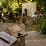 Festival IF Avignon en jardin privé : scène et public attentif
