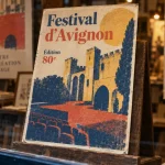 Affiche festival avignon dans une vitrine de boutique, édition officielle