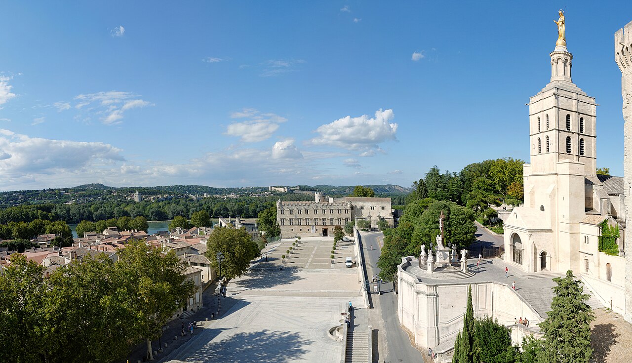 Le Petit Palais, au fond de la place du Palais des Papes.